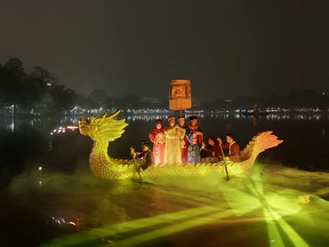 Tour trải nghiệm đêm tại đền Ngọc Sơn là một điểm nhấn của du lịch Hà Nội trong giai đoạn đầu năm 2024.