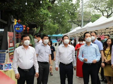 Bí thư Thành ủy Hà Nội Đinh Tiến Dũng tham quan hoạt động của Phố Sách.