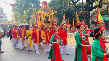 Lễ rước tôn vinh tổ nghề thu hút sự quan tâm của đông đảo du khách.