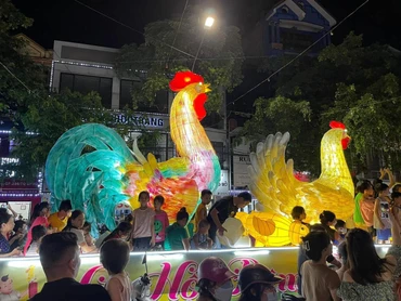 Các hoạt động tại phố đi bộ quanh Thành cổ Sơn Tây thu hút khách tham quan.