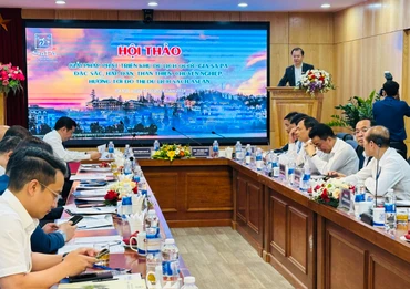 Các đại biểu chia sẻ những ý kiến về phát triển du lịch Sa Pa.