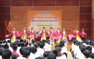 Các em học sinh biểu diễn nghệ thuật truyền thống trong buổi ngoại khoá.