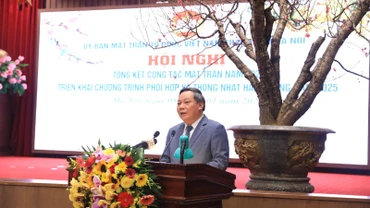 Phó Bí thư Thường trực Thành ủy Hà Nội Nguyễn Văn Phong phát biểu tại Hội nghị.