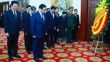 Thủ tướng Phạm Minh Chính viếng nguyên Chủ tịch Đảng Nhân dân cách mạng Lào, nguyên Chủ tịch nước Lào Khamtay Siphandone tại Đại sứ quán Cộng hòa dân chủ nhân dân Lào ở Hà Nội, sáng 4/4/2025. (Ảnh: TTXVN) 