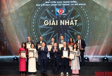 Thường trực Ban Bí thư Võ Văn Thưởng và Trưởng Ban Tuyên giáo Trung ương Nguyễn Trọng Nghĩa trao giải Nhất cho đại diện các nhóm tác giả đạt giải. 