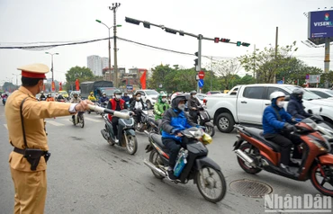 Lực lượng Công an phân luồng bảo đảm giao thông trước bến xe nước Ngầm, chiều 30/12/2022. (Ảnh: THÀNH ĐẠT) 