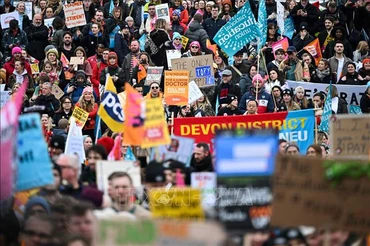 Người dân tham gia đình công yêu cầu tăng lương tại London, Anh, ngày 15/3/2023. (Ảnh: AFP/TTXVN)