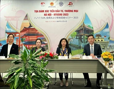 Lãnh đạo thành phố Hà Nội cùng Tổng Lãnh sự Việt Nam tại Fukuoka chủ trì Tọa đàm. (Ảnh: TTXVN)