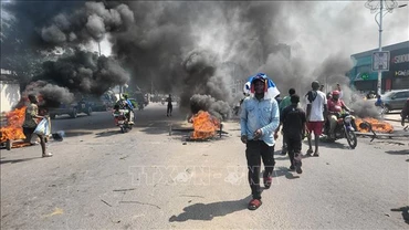 Người biểu tình đốt phá trên phố ở Kinshasa, CHDC Congo ngày 28/1/2025. (Ảnh: THX/TTXVN)