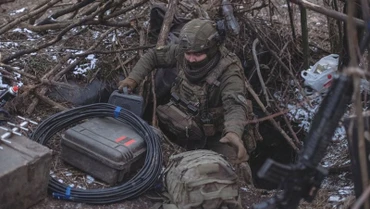 Quân nhân Ukraine chuẩn bị điều khiển máy bay không người lái gần thị trấn Avdiivka, Donetsk, ngày 20/2/2024. (Ảnh: Reuters)