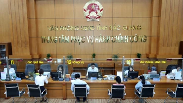 Giải quyết các thủ tục hành chính tại Trung tâm Phục vụ hành chính công tỉnh Bắc Giang. (Ảnh minh họa: TTXVN)