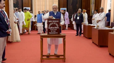 Thủ tướng Ấn Độ Narendra Modi tham gia cuộc bỏ phiếu bầu Tổng thống lần thứ 15. (Ảnh: indianexpress.com)