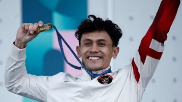 Veddriq Leonardo ăn mừng tấm HCV đầu tiên cho Indonesia tại Olympic Paris 2024. (Ảnh: Reuters) 