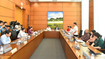 Quang cảnh thảo luận tại Tổ 8. (Ảnh: THỦY NGUYÊN)