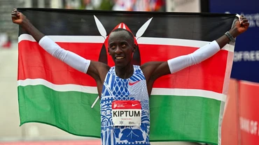 Kelvin Kiptum ăn mừng sau khi lập kỷ lục thế giới mới với thời gian 2:00:35 tại giải marathon Chicago 2023, ngày 8/10/2023. (Ảnh: USA TODAY Sports/Reuters) 