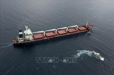 Tàu Razoni mang cờ Sierra Leone chở ngũ cốc xuất khẩu của Ukraine đến eo biển Bosphorus ở phía bắc Istanbul, Thổ Nhĩ Kỳ, ngày 2/8/2022. (Ảnh: AFP/TTXVN)