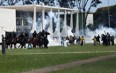 Những người ủng hộ cựu Tổng thống Brazil Jair Bolsonaro đụng độ với lực lượng an ninh trong cuộc biểu tình bên ngoài Dinh tổng thống ở Brasilia, Brazil, ngày 8/1/2023. (Ảnh: Reuters)