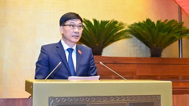 Ủy viên Ủy ban Thường vụ Quốc hội, Chủ nhiệm Ủy ban Kinh tế của Quốc hội Vũ Hồng Thanh trình bày Báo cáo giải trình, tiếp thu, chỉnh lý dự thảo Luật Đất đai (sửa đổi). (Ảnh: DUY LINH) 