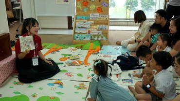 Các em thiếu nhi hào hứng với buổi đọc sách Ehon trong khuôn khổ tuần lễ sách. (Ảnh: TRUNG HƯNG)