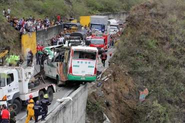 Hiện trường vụ tai nạn xe buýt khiến ít nhất 20 người tử vong tại Colombia, ngày 15/10/2022. Ảnh: The Guardian
