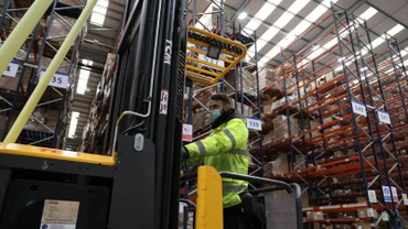 Nhân viên làm việc trong kho của một công ty ở Birmingham, Anh. (Ảnh minh họa: Xinhua) 