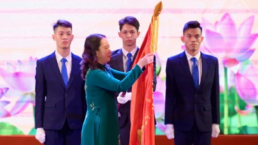 Phó Chủ tịch nước Võ Thị Ánh Xuân gắn Huân chương Lao động hạng Ba trao tặng tập thể Công ty TNHH một thành viên In Báo Nhân Dân Hà Nội. 