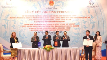Thủ tướng Phạm Minh Chính chứng kiến lễ ký kết các hiệp định vay và viện trợ giữa Việt Nam với Ngân hàng Thế giới (WB) cho các Dự án cải thiện môi trường nước tỉnh Bình Dương và phát triển hành lang lang đường thủy và logistics phía nam. (Ảnh: TRẦN HẢI)