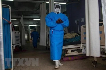 Nhân viên y tế làm việc tại khu điều trị Ebola trong bệnh viện ở Mubende, Uganda, ngày 24/9/2022. (Ảnh: AFP/TTXVN)