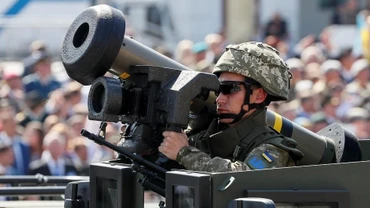 Binh sĩ Ukraine cầm tên lửa chống hạm Javelin do Mỹ sản xuất. (Ảnh: Reuters)