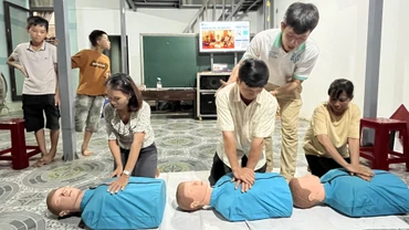Giảng viên của SSVN hướng dẫn người dân thực hành các kỹ năng sơ cấp cứu tại nhà. 