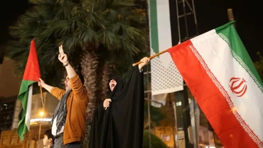 Người dân Iran đổ xuống đường sau vụ tấn công vào Israel. (Ảnh: Reuters) 
