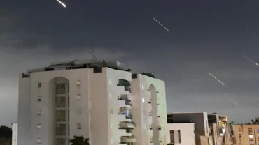 Hệ thống phòng không Iron Dome (Vòm sắt) của Israel đánh chặn tên lửa bắn từ Iran, miền trung Israel, ngày 14/4/2024. (Ảnh: AP)