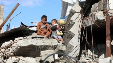 Các em nhỏ tại trại tị nạn Jabalia, Dải Gaza, ngày 14/2/2025. (Ảnh: THX/TTXVN)