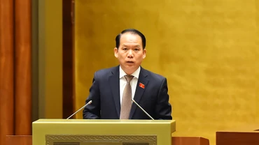 Chủ nhiệm Ủy ban Pháp luật của Quốc hội Hoàng Thanh Tùng trình bày Báo cáo giải trình, tiếp thu, chỉnh lý dự thảo Luật Thủ đô (sửa đổi) tại phiên họp chiều 28/5. (Ảnh: THỦY NGUYÊN)