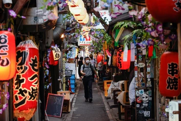 Người dân đeo khẩu trang phòng dịch Covid-19 tại Tokyo, Nhật Bản. (Ảnh: Reuters)