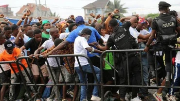 Người dân chen lấn trong buổi hòa nhạc tại sân vận động Stade des Martyrs ở Kinshasa, Cộng hòa Dân chủ Congo, ngày 29/10/2022. (Ảnh minh họa: REUTERS) 