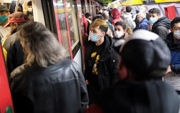 Hành khách đeo khẩu trang tại 1 ga tàu điện ngầm ở Barcelona, Tây Ban Nha. (Ảnh: Reuters)