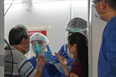 Một điểm xét nghiệm Covid-19 tại Singapore. (Ảnh: AFP/TTXVN)