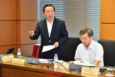 Bộ trưởng Tài nguyên và Môi trường Trần Hồng Hà phát biểu tại thảo luận Tổ sáng 3/11. (Ảnh: THỦY NGUYÊN)