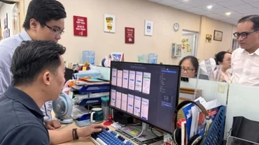 Nhân viên Trung tâm Chuyển đổi số Thành phố Hồ Chí Minh hoàn thiện ứng dụng Công dân số. (Ảnh: TL/Chinhphu.vn) 
