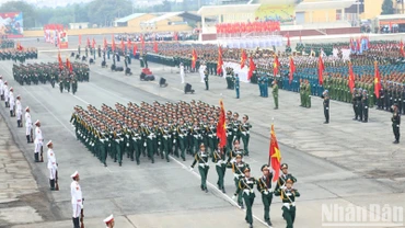 Các cán bộ, chiến sĩ lực lượng vũ trang tham gia tổng hợp luyện cho Đại lễ 30/4. (Ảnh: THIÊN VƯƠNG) 