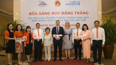 Các đại biểu tại chương trình cùng lan tỏa thông điệp thúc đẩy bình đẳng giới và xóa bỏ bạo lực giới. (Ảnh: UN Women) 