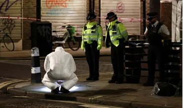 Nhân viên pháp y làm việc tại hiện trường vụ nổ súng. (Ảnh: Reuters)