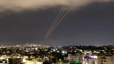 Hệ thống chống tên lửa của Israel kích hoạt phản ứng sau khi Iran phóng máy bay không người lái và tên lửa về phía Israel, nhìn từ Ashkelon, Israel, ngày 14/4/2024. (Ảnh: Reuters) 