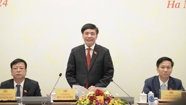 Tổng Thư ký Quốc hội, Chủ nhiệm Văn phòng Quốc hội Bùi Văn Cường phát biểu tại họp báo. (Ảnh: DUY LINH)