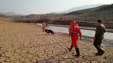 Các nhân viên cứu hộ tìm kiếm những người còn mất tích do lũ quét ở tỉnh Fars, miền nam Iran, ngày 23/7/2022. (Ảnh: Hiệp hội Trăng lưỡi liềm đỏ Iran/AP)