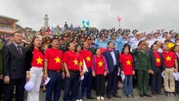 Các đồng chí nguyên lãnh đạo Trung ương, lãnh đạo tỉnh, cán bộ, nhân dân tỉnh Phú Yên và đông đảo du khách trong cả nước chào cờ và hát Quốc ca tại Mũi Đại Lãnh.