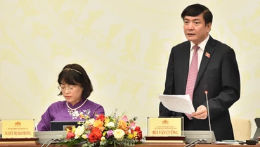 Tổng Thư ký Quốc hội Bùi Văn Cường phát biểu tại họp báo công bố kết quả Kỳ họp thứ 6, Quốc hội khóa XV. (Ảnh: THỦY NGUYÊN) 