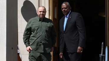 Bộ trưởng Quốc phòng Mỹ Lloyd Austin cùng người đồng cấp Ukraine Rustem Umerov trước cuộc họp tại Lầu năm Góc ở Washington, Mỹ, ngày 2/7/2024. (Ảnh: Reuters)