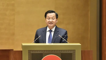 Phó Thủ tướng Chính phủ Lê Minh Khái, thừa ủy quyền của Thủ tướng Chính phủ trình bày báo cáo. (Ảnh: LINH KHOA)
